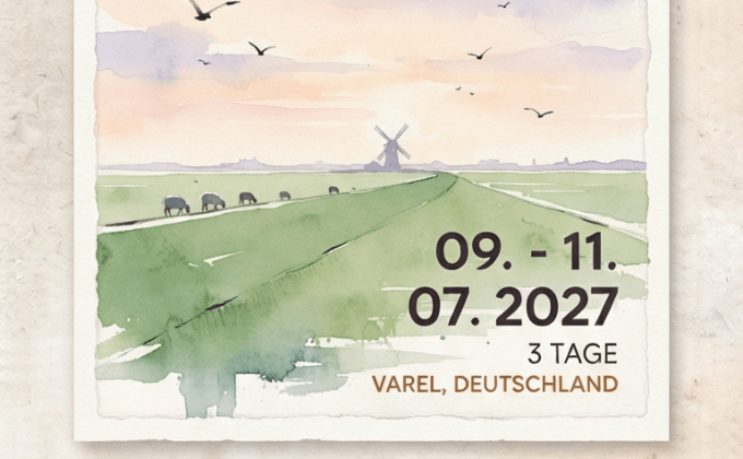 Künstlerisches, minimalistisches Plakat für ein Chan-Retreat mit dem Titel ‚Silent Illumination‘. Die Illustration zeigt eine flache, norddeutsche Deichlandschaft bei Varel in weichen Aquarellfarben mit grasenden Schafen, einer Windmühle in der Ferne und Möwen am Himmel. Das Design ist schlicht und strahlt Ruhe aus.