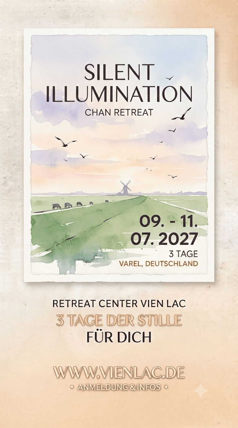 Künstlerisches, minimalistisches Plakat für ein Chan-Retreat mit dem Titel ‚Silent Illumination‘. Die Illustration zeigt eine flache, norddeutsche Deichlandschaft bei Varel in weichen Aquarellfarben mit grasenden Schafen, einer Windmühle in der Ferne und Möwen am Himmel. Das Design ist schlicht und strahlt Ruhe aus.