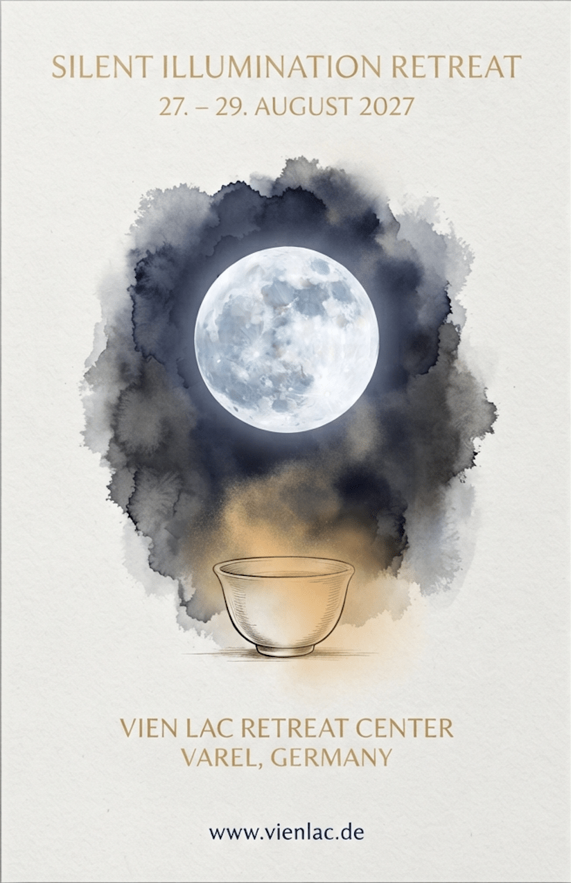 Ein vertikales A1-Meditations-Retreat-Poster auf strukturiertem, cremefarbenem Papier. Das Poster hat oben den goldfarbenen Text ‚SILENT ILLUMINATION RETREAT‘ und darunter ‚27. – 29. AUGUST 2027‘. Das zentrale Motiv ist eine dunkle, indigoblaue und graue Aquarellwolkenform, aus der ein großer, leuchtender Vollmond emporsteigt. Darunter steht eine gold-gerahmte Teeschale, gefüllt mit dunklem Ambertee, auf einer goldenen Basis. Im Inneren der Teeschale ist eine klare, fokussierte Spiegelung des Vollmonds zu sehen, die wie ein zweiter Mond im Tee schwebt. Der untere Teil des Posters enthält den goldfarbenen Text ‚VIEN LAC RETREAT CENTER‘ und ‚VAREL, GERMANY‘ sowie den dunkelblauen Text ‚www.vienlac.de‘. Am untersten Rand des Gesamtbildes steht die Größe ‚594mm x 841mm (A1)‘
